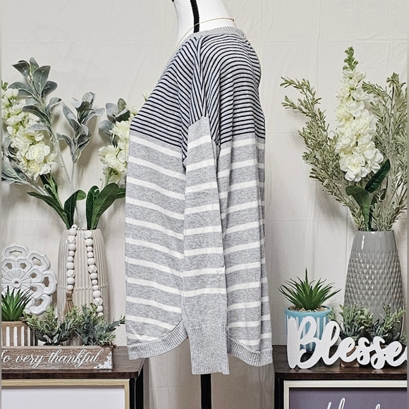 CROWN & IVY | LIGHTWEIGHT COTTON BLEND BACK ZIP OVERSIZED SWEATER - Picture 6 of 13